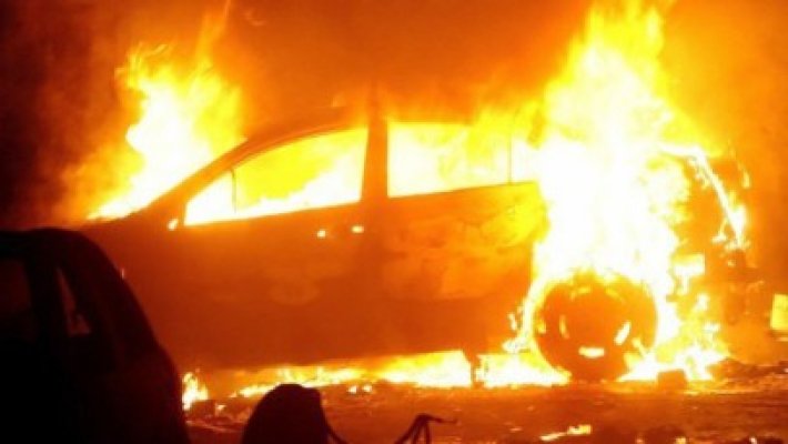 I-a luat foc maşina, după impact